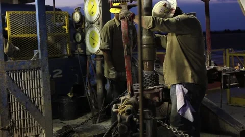 Drilling Rig Crew Changing out Drill String at Night 스톡 동영상 42364910
