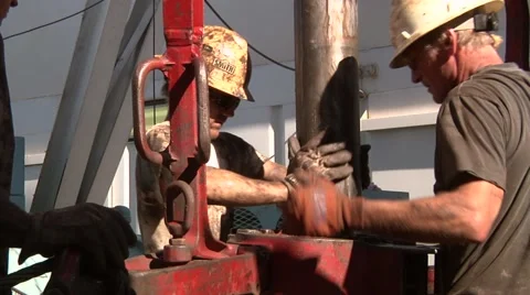 Drilling Rig Crew Connects a Joint of Drill Pipe 스톡 동영상 49470943