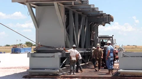Drilling Rig Crew Setting up Rig 18 Stockbeeldmateriaal 42357066
