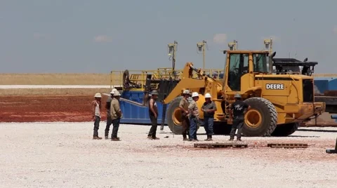 Drilling Rig Crew Setting up Rig 1 스톡 동영상 42365056
