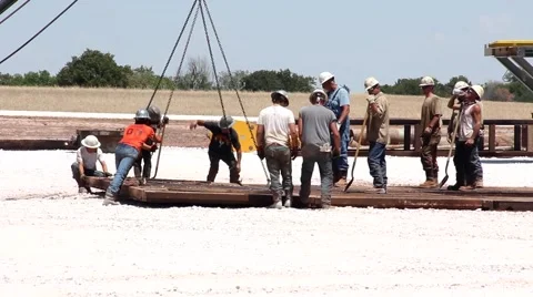 Drilling Rig Crew Setting up Rig 4 Stock-Footage 42366872