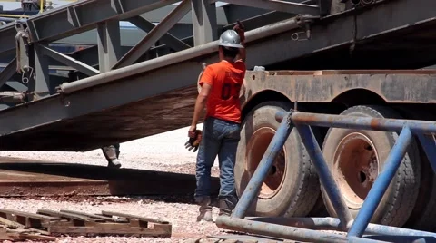 Drilling Rig Crew Setting up Rig 6 動画素材 42367254