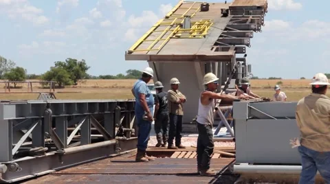 Drilling Rig Crew Setting up Rig 14 Stock-Footage 42367671