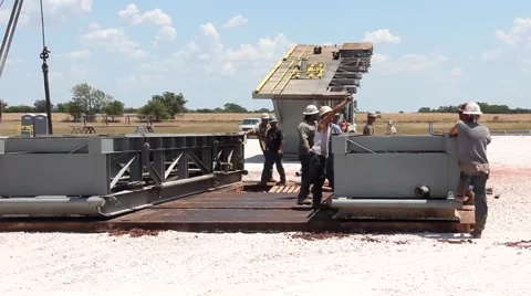Drilling Rig Crew Setting up Rig 13 Stock-Footage 42367746