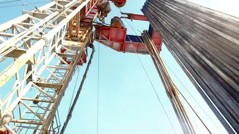 A drilling rig during round-trip operations. Drilling oil and gas wells Stock Footage 123779682