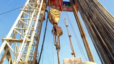 A drilling rig during round-trip operations. Drilling oil and gas wells Stock Footage 123779929