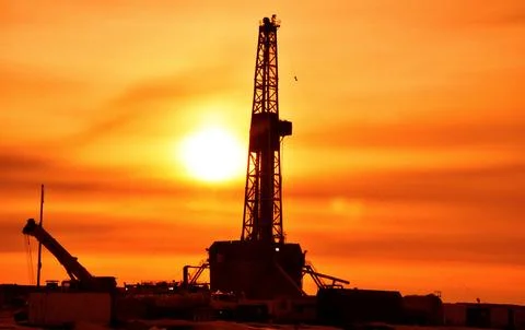The drilling rig during sunset Foto stock
