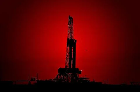 The drilling rig during sunset Foto stock