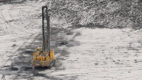 Drilling rig in gold mine 库存影片 89636857
