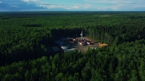 Drilling Rig Operating in Alberta Boreal Forest 库存影片 342021949