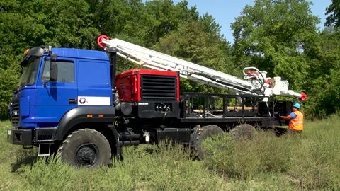 Drilling rig URB 2A2 on Ural truck. Drill string is lifted for drilling. 스톡 동영상 155726865