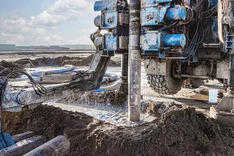 A drilling rig is working on a site. Deep hole drilling Stockfoto's