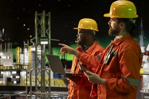 Drilling ship technician managing operational workflows using tablet app Foto stock