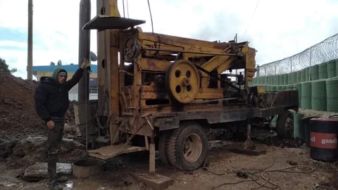 Drilling well process at compound area Vídeo Stock 100663791