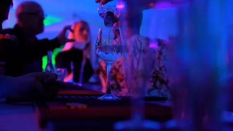 Drink being poured at a bar Видео 129834185