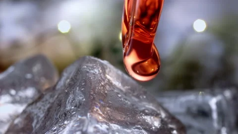 Drink spilled on ice macro video. Drink with ice. 库存影片 168537680
