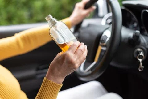 Drinking alcohol while driving Foto stock