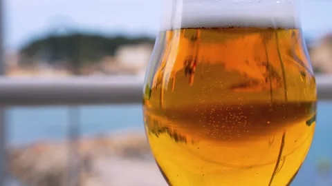 Drinking beer looking at the beach Vídeos de archivo 248506249