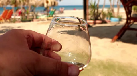 Drinking a beverage on the beach Vídeos de archivo 32578338