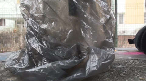 Drinking Buddies Chatting Over A Bottle Of Whisky Macro-Shot Vídeos de archivo 34227367