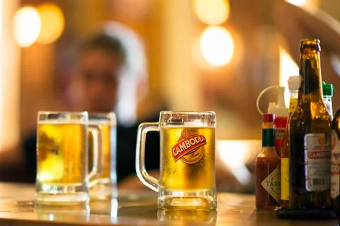 Drinking Cambodia Beer on Table At a Pub Street in Siem Reap, Cambodia Foto stock