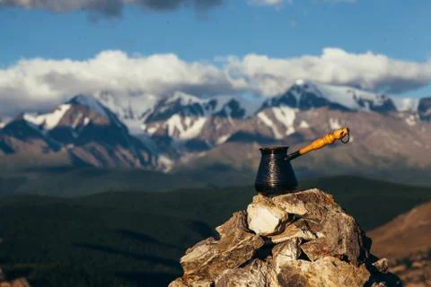 Drinking coffee with stunning mountain view. Beautiful Himalayas landscape with Stockfoto's