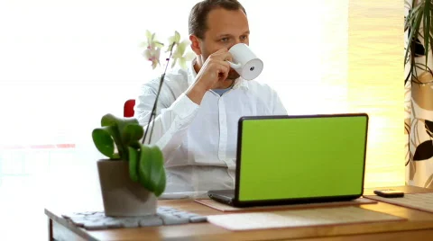 Drinking coffee/tea during work Video stock 842733