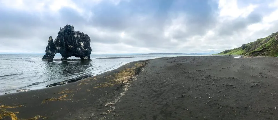 Drinking Dragon Hvitserkur basalt stack on ocean coast landscape, Iceland. Foto stock