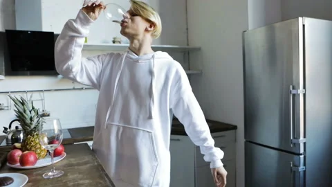 Drinking eating blonde guy fun dancing Vídeo Stock 117851782