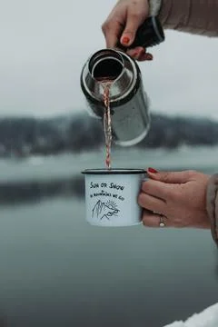 Drinking mulled wine while exploring winter mountains Foto stock