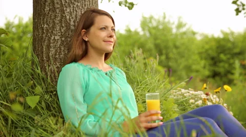 Drinking Orange Juice Stockbeeldmateriaal 31780094