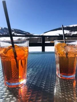 Drinking in the snow Foto stock