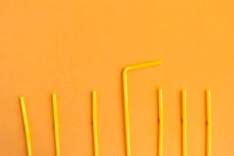 Drinking straws pattern on orange background, top view, copy space Foto stock