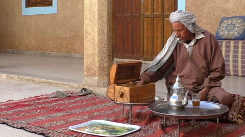 Drinking tea at home in Morocco Vídeos de archivo 63476102