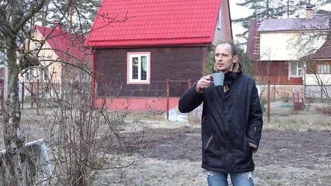 Drinking tea in the Park Vídeo Stock 75173036