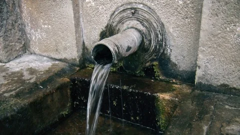 Drinking water flows from the pipes Vídeo Stock 125073890