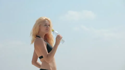 Drinking water Vidéo 11353831