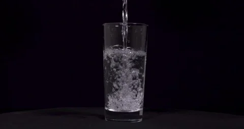 Drinking Water Stockbeeldmateriaal 333327482