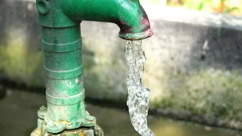 Drinking water at the hand pump on winter day in a india village. Vidéo 323070229