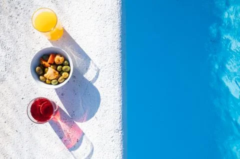 Drinks and snacks by the pool Foto stock