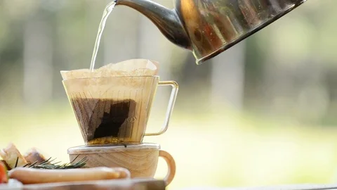 Drip brewing with filtered coffee and pouring hot water over roasted coffee, Vidéo 119801915