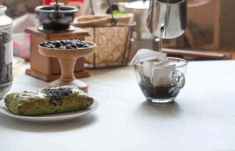 Drip coffee in a bag, drip in a clear coffee mug. Foto stock