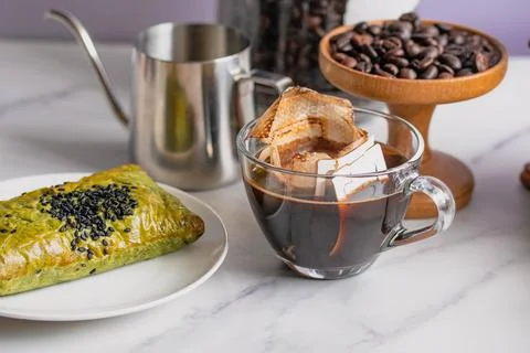 Drip coffee in a bag, drip in a clear coffee mug. Foto stock