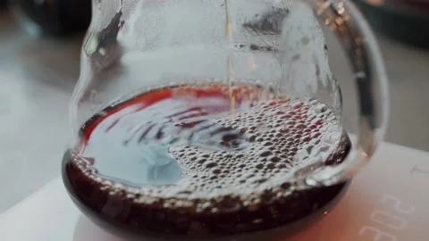 Drip coffee water drop into jug container with bubble. close up coffee drink dro Vídeos de archivo 159401598