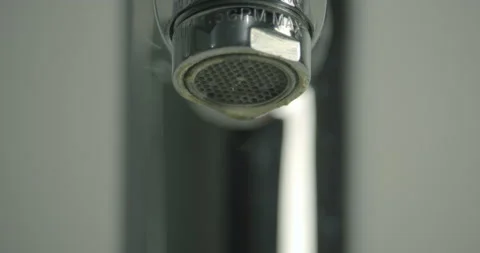 Dripping faucet / Center of frame Vídeo Stock 130985271