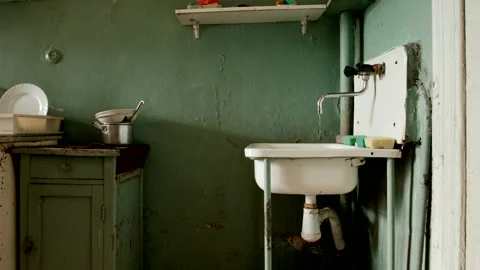 Dripping faucet in an kitchen of a flat Vídeo Stock 157818586