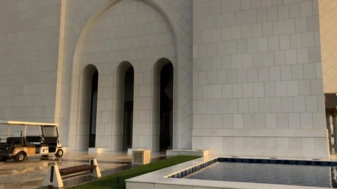 Drive along the Sheikh Zayed Mosque Stockbeeldmateriaal 125584090