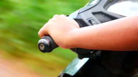 Drive a motorcycle Vídeos de archivo 161768969