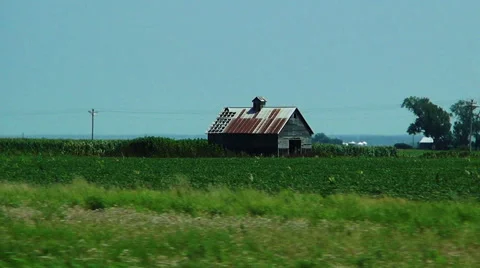 Drive By of old Barn Vídeos de archivo 40976452
