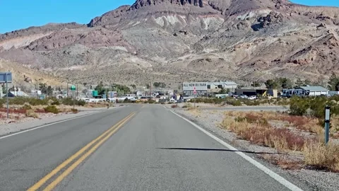 Drive Plate-Forward view-Entering the west Nevada town of Beatty Vídeo Stock 265531328